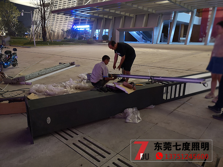 6米方形現代簡約LED茄子视频在线免费观看柱現場安裝實拍圖片