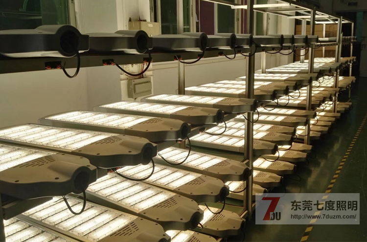 茄子视频懂你更多照明300W模組式大功率LED路燈頭老化實拍