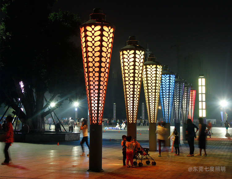 城市公園圓錐形立柱七彩LED茄子视频在线免费观看夜間亮燈效果